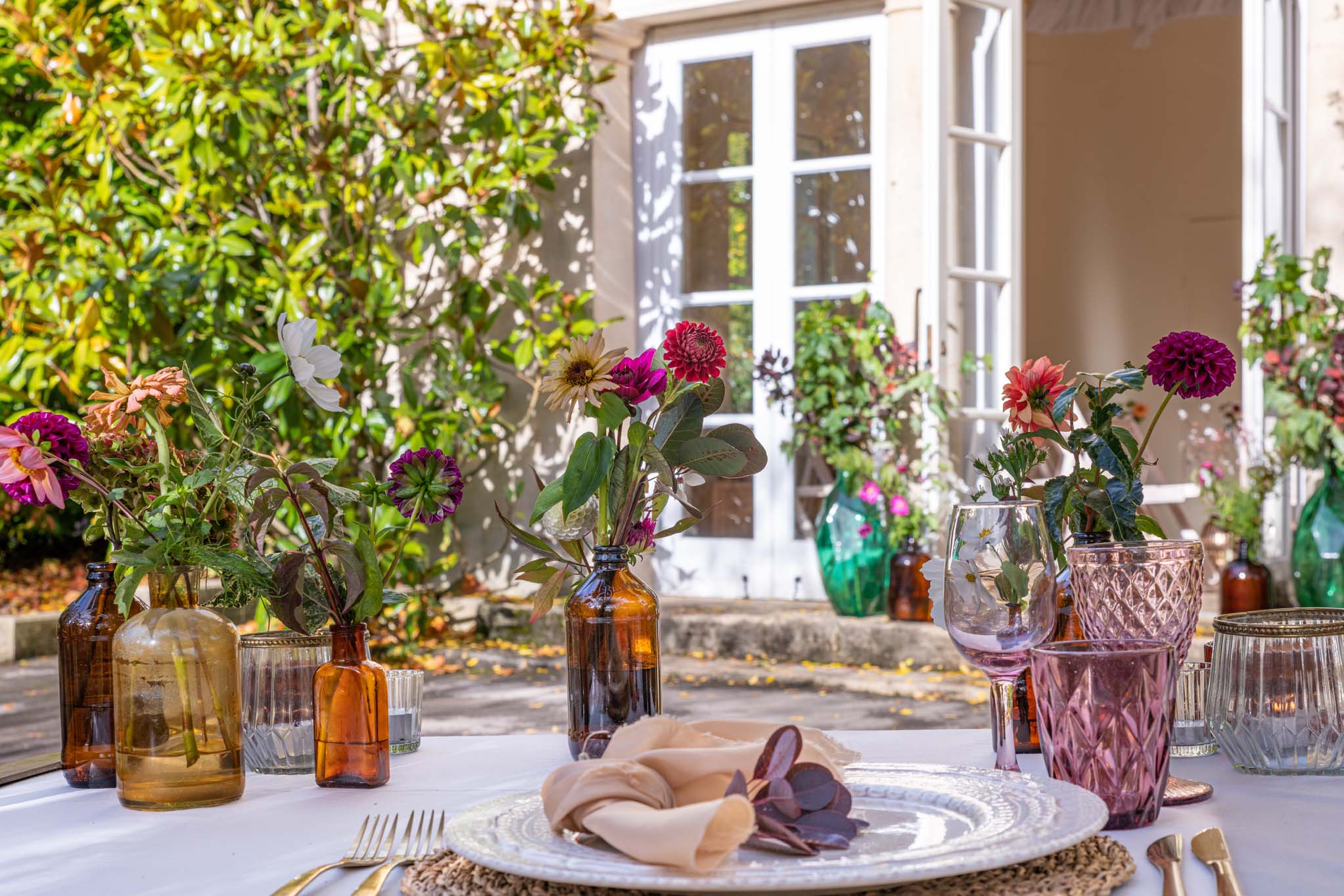 Tale dressed for lunch with flowers outside the Temple of Minerva