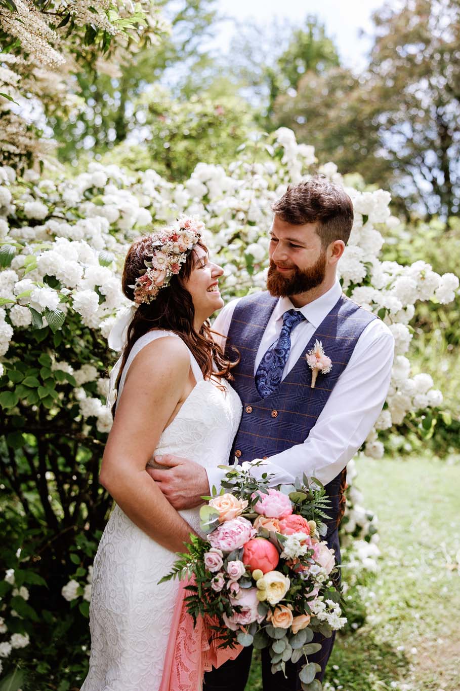 Couple kiss in Botanical Gardens