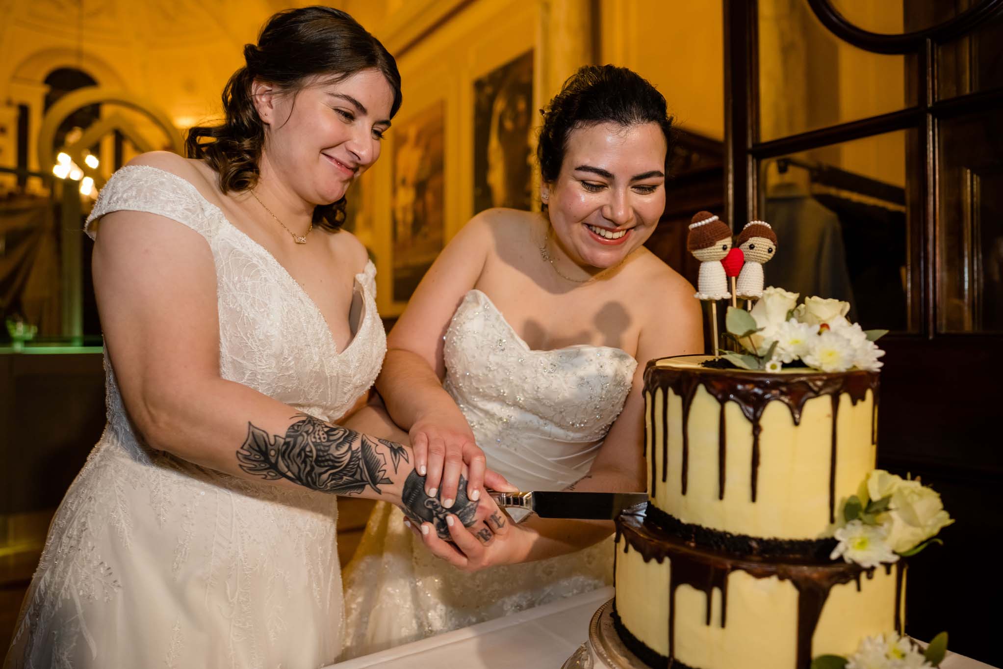 Cutting the wedding cake