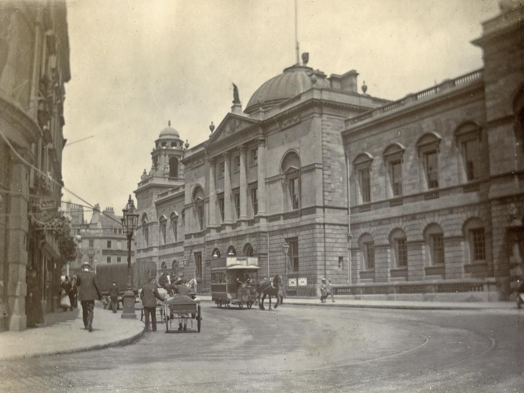 A horse drawn tram passes the Guildhall High Street Bath c.1903